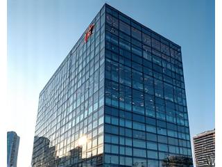 Typische deutsche Unternehmenszentrale mit moderner Architektur und digitaler Infrastruktur.