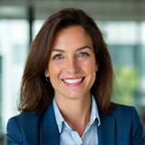 Porträt von Dr. Lena Mustermann, eine Unternehmensberaterin, die professionell und kompetent wirkt, vor einem modernen Bürohintergrund.
