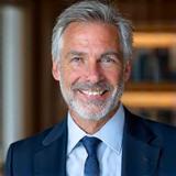 Porträt von Prof. Klaus Meier, ein Professor für Leadership, lächelnd und zugewandt, in einem professionellen Setting.